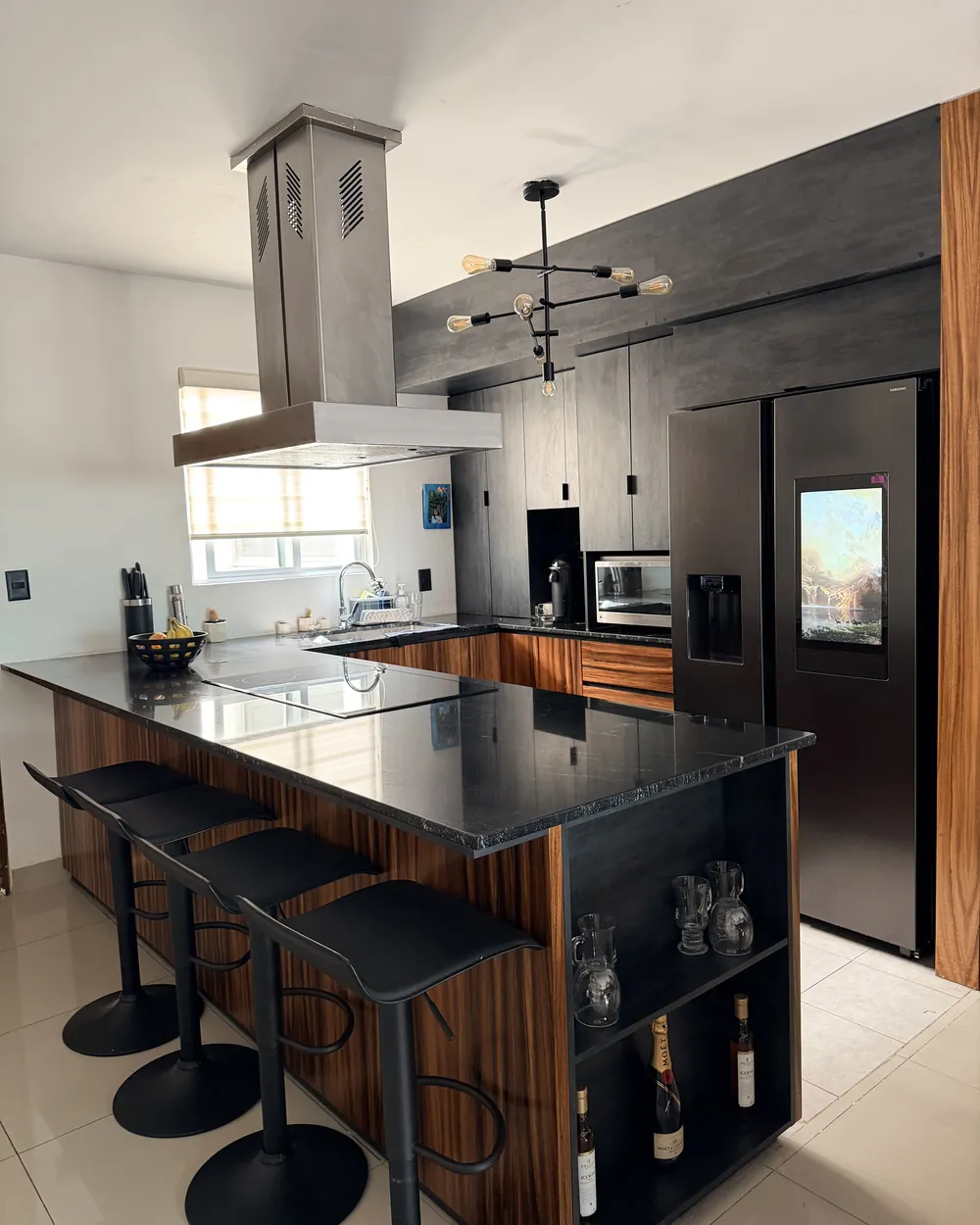 Cocina sobre diseño con isla de madera y cubierta negra