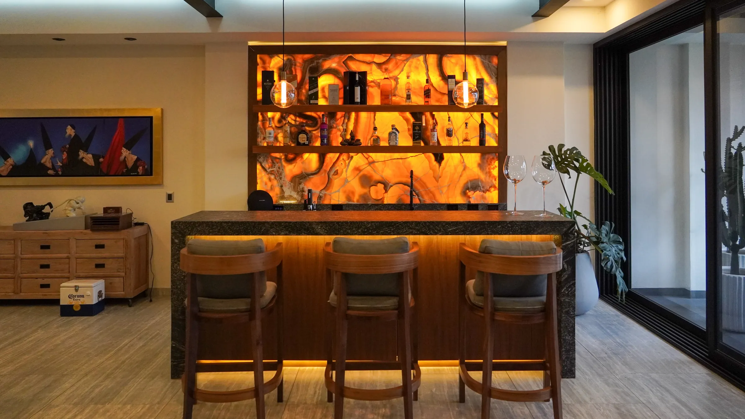 Barra sobre diseño con muro retroiluminado y bancos de madera fabricados por Ágora