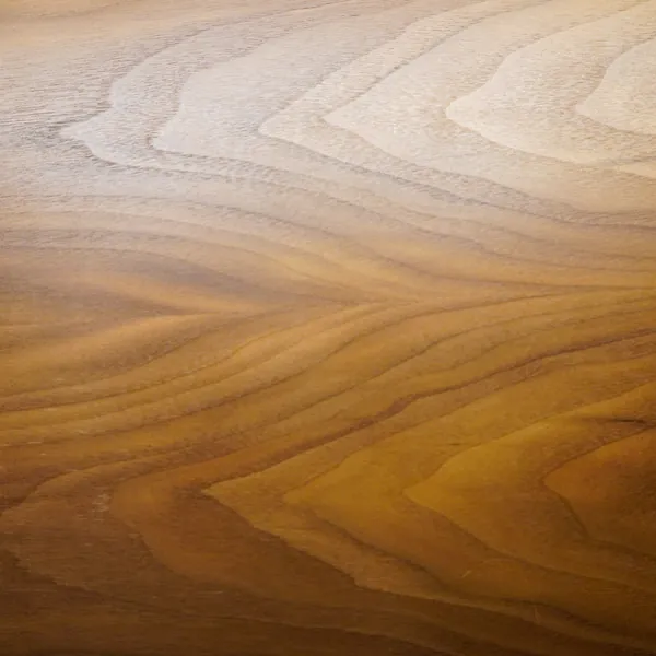 Veta de madera natural en un mueble Ágora