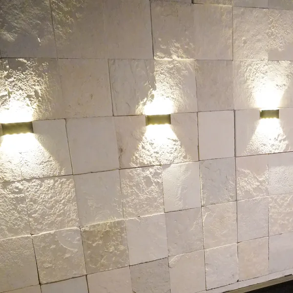 Muro de piedra laja con iluminación rasante