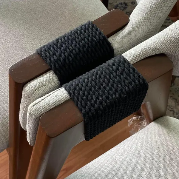 Tapicería y tejido artesanal en el brazo de una silla