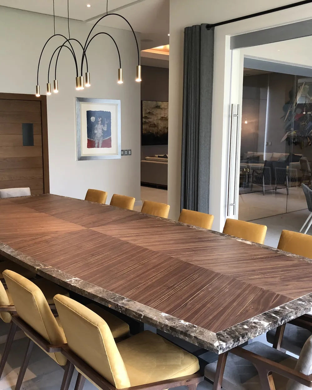 Mesa de comedor sobre diseño en madera con canto natural